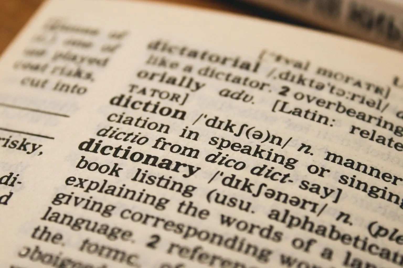Словарь Merriam-Webster пополнился 1400 терминами из соцсетей и ИИ-среды